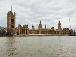 ein Aussicht von das Häuser von Parlament im London über das Fluss Themse foto