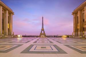 Eiffelturm bei Sonnenaufgang von Trocadero-Brunnen in Paris