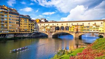 ponte vecchio über dem arno fluss in florenz foto