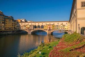 ponte vecchio über dem arno fluss in florenz foto