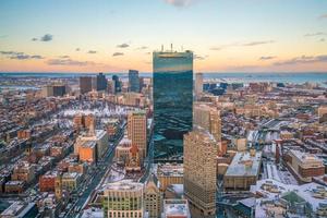 Luftaufnahme von Boston in Massachusetts, USA bei Nacht foto