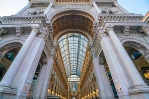 Die Galleria Vittorio Emanuele II ist eines der beliebtesten Einkaufsviertel in Mailand foto