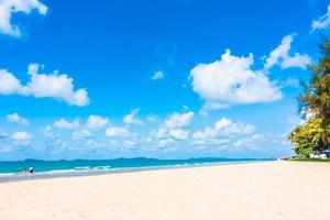 Sonnenschirm und Stuhl am Strand foto