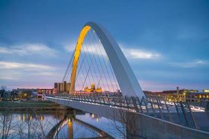 des moines iowa skyline in den usa foto