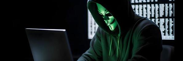 Enthüllung das rätselhaft Welt von Cyberkriminalität. ein Weiß maskiert Hacker Vorderseite Aussicht inmitten dunkel Kapuze und Grün Matrix Code Hintergrund foto