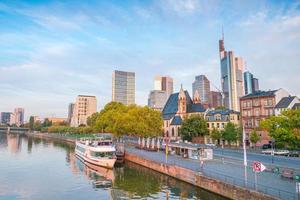 Ansicht der Skyline der Frankfurter Stadt, Deutschland mit blauem Himmel foto