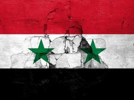 Erdbeben im Syrien, Flagge Syrien auf ein Mauer mit Risse von ein Erdbeben foto