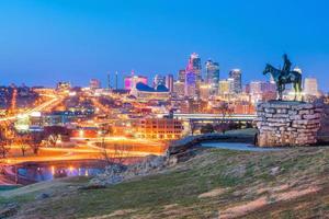 Der Scout mit Blick auf die Innenstadt von Kansas City foto