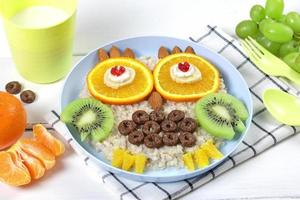 komisch Eule Haferflocken gemacht von Früchte und Nüsse, Essen Idee zum Kinder, oben Sicht. gesund Frühstück foto