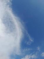 schöne weiße Wolken auf tiefblauem Himmelshintergrund. Große, helle, weiche, flauschige Wolken bedecken den gesamten blauen Himmel. foto