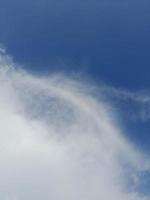 schöne weiße Wolken auf tiefblauem Himmelshintergrund. Große, helle, weiche, flauschige Wolken bedecken den gesamten blauen Himmel. foto