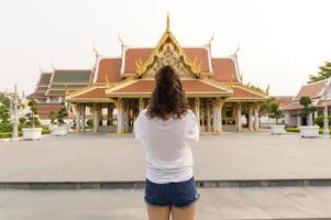 schön jung asiatisch Tourist Frau auf Ferien Besichtigung und erkunden Bangkok Stadt, Thailand, Ferien und Reisen Konzept foto