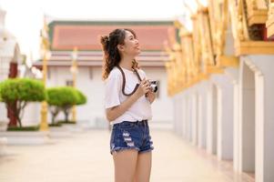 schön jung asiatisch Tourist Frau auf Ferien Besichtigung und erkunden Bangkok Stadt, Thailand, Ferien und Reisen Konzept foto