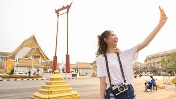 schön jung asiatisch Tourist Frau auf Ferien Besichtigung und erkunden Bangkok Stadt, Thailand, Ferien und Reisen Konzept foto