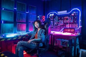 ein asiatisch Frau Programmierer ist Arbeiten im ihr Computer Zimmer , futuristisch Technologie Konzept foto