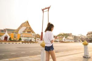 schön jung asiatisch Tourist Frau auf Ferien Besichtigung und erkunden Bangkok Stadt, Thailand, Ferien und Reisen Konzept foto