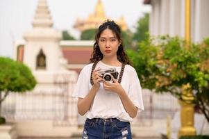 schön jung asiatisch Tourist Frau auf Ferien Besichtigung und erkunden Bangkok Stadt, Thailand, Ferien und Reisen Konzept foto