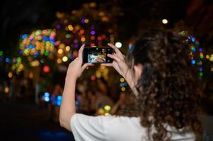 schön jung asiatisch Tourist Frau auf Ferien Besichtigung und erkunden beim khao san Straße beim Nacht im Bangkok Stadt, Thailand, Ferien und Reisen Konzept foto