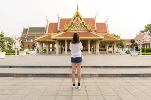 schön jung asiatisch Tourist Frau auf Ferien Besichtigung und erkunden Bangkok Stadt, Thailand, Ferien und Reisen Konzept foto