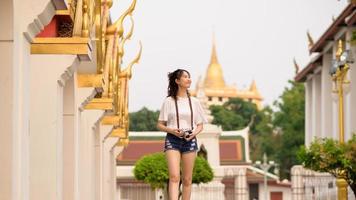 schön jung asiatisch Tourist Frau auf Ferien Besichtigung und erkunden Bangkok Stadt, Thailand, Ferien und Reisen Konzept foto