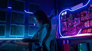 ein asiatisch Frau Programmierer ist Arbeiten im ihr Computer Zimmer , futuristisch Technologie Konzept foto