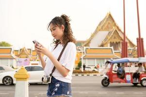 schön jung asiatisch Tourist Frau auf Ferien Besichtigung und erkunden Bangkok Stadt, Thailand, Ferien und Reisen Konzept foto