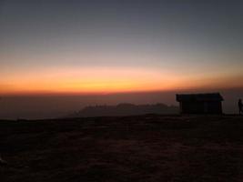 Abend von Sonnenuntergang im das Winter Bergbahn foto