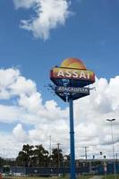 Brasilien, Brasilien, df März 16 2023 groß Zeichen im Vorderseite von das neu geöffnet Assai Großhandel Essen Rabatt Supermarkt im Norden brasilia foto