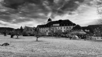 heitersheim Schloss mit schwer Wolken. schwarz und Weiß. foto