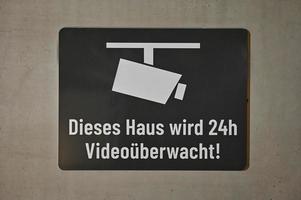Deutsche Zeichen dieses haus wird 24h Videoüberwacht Englisch diese Haus ist unter Video Überwachung 24 Std ein Tag foto