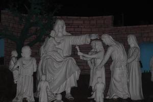 Statue von Herr Jesus und seine Anbeter mit ihm zum Segen Nacht gefangen hd foto