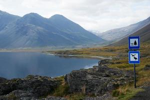 Berg Landschaft mit ein See im Island foto