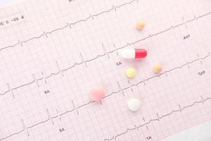 verschreibungspflichtige medizinische Pillen auf einem Cardio-Diagramm foto