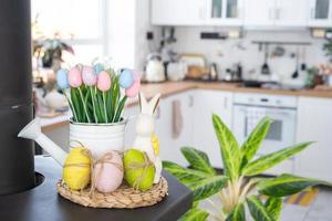 Innere von Küche und Einzelheiten von Dekor von Utensilien mit Ostern Dekoration von bunt Eier im ein Dachgeschoss Stil. festlich Innere von ein Land Haus foto