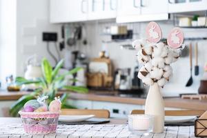 Ostern Dekoration von bunt Eier im ein Korb und ein Hase auf das Küche Tabelle im ein rustikal Stil. festlich Innere von ein Land Haus foto