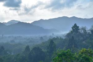 Landschaft von das Morgen Nebel im das Berge von Süd- thailand.6 foto