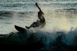 Surfer im Ozean foto