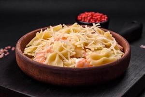 köstlich farfalle Pasta mit Langustine Garnele mit cremig Soße foto