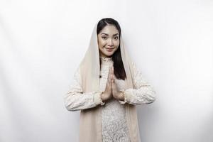 Porträt von ein jung schön asiatisch Muslim Frau tragen ein Kopftuch gestikulieren eid Mubarak Gruß foto