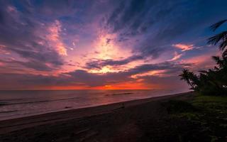 schön tropisch Meereslandschaft, Sonnenuntergang beim Strand mit bunt Himmel foto
