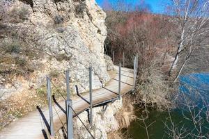 hölzern Steg und Stahl Geländer auf das Berg Felsen foto