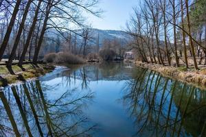 Rückstau von das Duero Fluss wie es geht vorbei durch das Stadt von Soria im Spanien foto