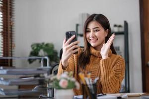 asiatische Studentin Online-Lernklasse Studie Online-Videoanruf Zoom-Lehrer, glückliches asiatisches Mädchen lernt englische Sprache online mit Computer-Laptop. foto