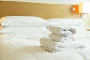 Nahaufnahme weißes Handtuch auf dem Bett foto