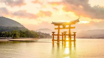 das schwimmende Tor des Itsukushima-Schreins bei Sonnenuntergang foto