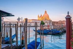 Stadtbildbild von Venedig, Italien während des Sonnenaufgangs. foto