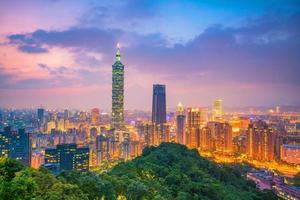 Skyline der Stadt Taipeh in der Dämmerung foto