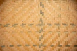 schön gemustert Hintergrund verursacht durch Weberei Bambus in ein Muster im das gewünscht Muster zu schmücken das Mauer schön mit natürlich Materialien. das Bambus Hintergrund ist gewebte schön foto