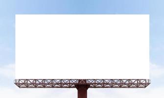 draussen Pole Plakatwand auf Blau Himmel Hintergrund mit spotten oben Weiß Bildschirm und Ausschnitt Pfad foto
