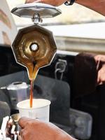 Barista Herstellung Kaffee mit Moka Topf foto